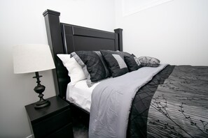2 bedrooms, desk, iron/ironing board, free WiFi - Cozy 2BR wt. Home Office and Entire Suite (Calgary)