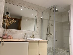 Shower, hair dryer - Apartment in Roses - 50m Beach - Free WIFI - Air Conditioning (Roses)
