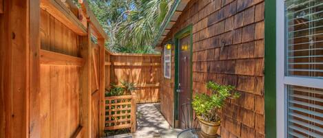 Cabane (Tin Shed Revival Cabin) | Extérieur