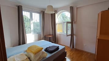 2 habitaciones, tabla de planchar con plancha, wifi y ropa de cama