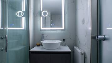 Combined shower/tub, hair dryer, bidet, towels