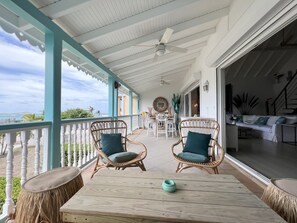 Outdoor dining - Ticocoon, 2Br, magic ocean view,1st line on the beach & pool - water back-up (Collectivité de Saint-Martin)