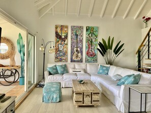 Smart TV, books - Ticocoon, 2Br, magic ocean view,1st line on the beach & pool - water back-up (Collectivité de Saint-Martin)