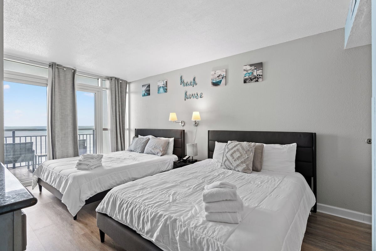 Studio, 2 Queen Beds, Balcony, Oceanfront (604B)