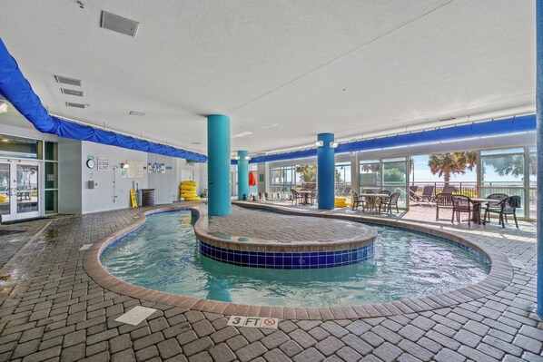 من حمّامات السباحة المغطاة