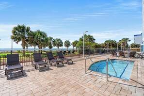 Outdoor spa tub - Bay View Resort by Elliott Beach Rentals (Myrtle Beach)