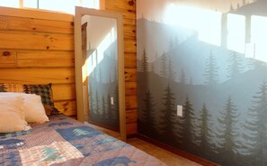 2 slaapkamers, een bureau, een strijkplank/strijkijzer, reisbedje