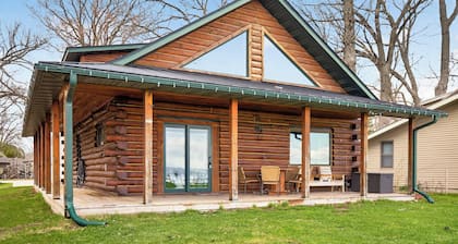 Cabin Oasis on Lake Winnebago "Minutes from EAA"