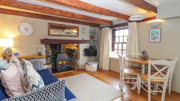 Casa de campo | Zona de estar | Una chimenea