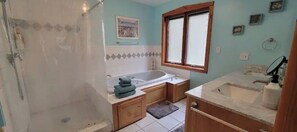 Combined shower/tub, jetted tub, hair dryer, towels