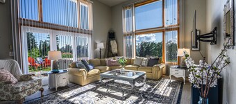 Spacious Large Friendly Home w/5 King Beds, Hot Tub, Firepit, Lake Views 