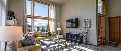 Smart TV, reproductor de DVD, libros, videoteca