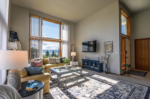 Spacious Friendly Home w/5 King Beds, Hot Tub, Firepit, Gorgeous Lake Views