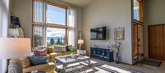 Spacious Friendly Home w/5 King Beds, Hot Tub, Firepit, Gorgeous Lake Views