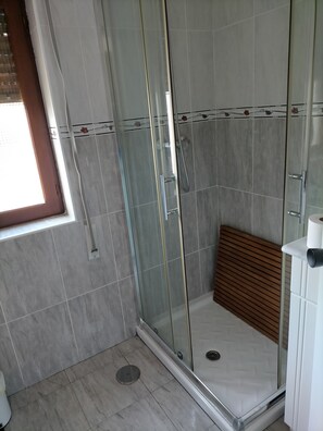 Shower, towels, toilet paper - Cozy apartment in Suances (Suances)