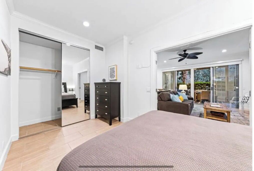 1 habitación, tabla de planchar con plancha y cuna de viaje 