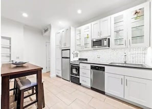 Geladeira, micro-ondas, fogão, cooktop