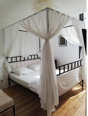 3 chambres, bureau, fer et planche à repasser, lit parapluie