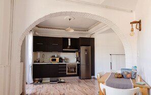 Fridge, oven, stovetop, coffee/tea maker