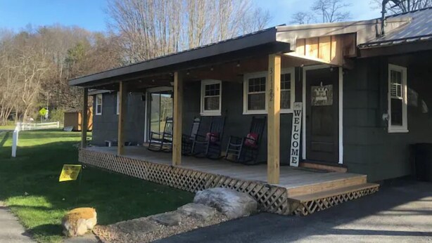 Un bâtiment à deux étages doté d’un porche couvert et d’une enseigne indiquant « BIENVENUE ».