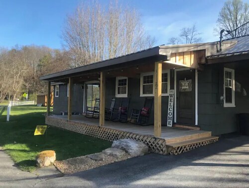 TrailSide Cottage, Damascus VA- directly on the Virginia Creeper Trail