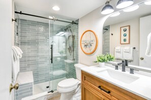 Condo (Ocean Villas #83) | Banheiro | Sabonete, shampoo, papel higiênico