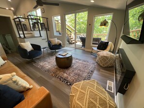 Smart-TV, Kamin, Stereoanlage