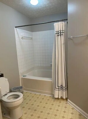 Combined shower/bathtub - Super spacious 2 bedroom 2.5 bath townhome minutes from Hartsfield (College Park)