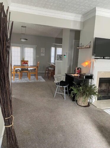 Super spacious 2 bedroom 2.5 bath townhome minutes from Hartsfield