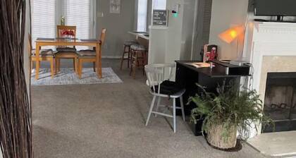 Super spacious 2 bedroom 2.5 bath townhome minutes from Hartsfield