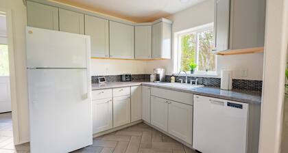 2 bedroom Riverfront Home, 5 mins from the lake!