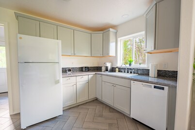 2 bedroom Riverfront Home, 5 mins from the lake!