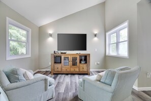 Smart TV y chimenea 