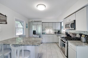 Een koelkast, een microgolfoven, een oven, een kookplaat