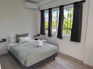 Desk, laptop workspace, blackout curtains, iron/ironing board - La Quinta Caribeña (Playa del Carmen)
