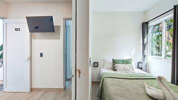 Dobbeltrom – deluxe | Skrivebord, skrivebord for bærbar PC og blendingsgardiner