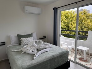 책상, 노트북 작업 공간, 암막 커튼, 다리미/다리미판