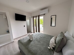 Superior Studio Suite | Desk, laptop workspace, blackout curtains, iron/ironing board - La Quinta Caribeña (Playa del Carmen)