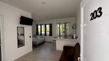 Estudio Confort | 1 habitación, escritorio y espacio para trabajar con laptop