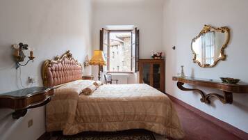 4 bedrooms, in-room safe, desk, free WiFi