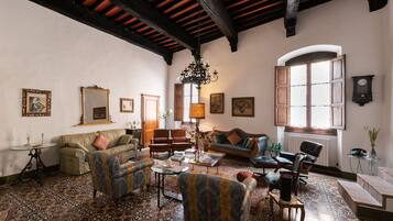 BĂŒcher, Computerbildschirme, Drucker