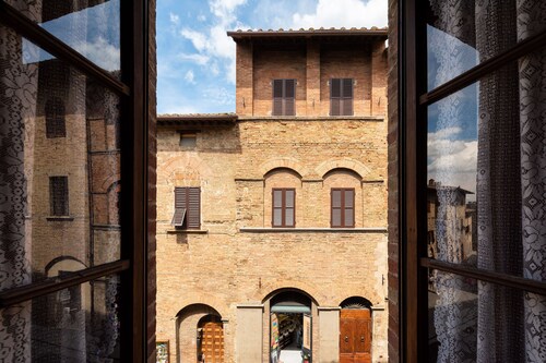 San Gimignano Dependance Rose's Rooms, with 4 rooms, full center, fast WiFi.