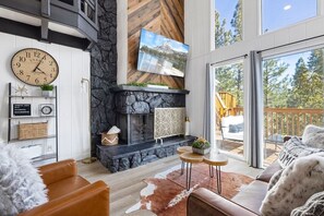 テレビ、暖炉、テーブルサッカー台、書庫