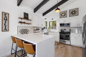 冷蔵庫、電子レンジ、オーブン、コンロ