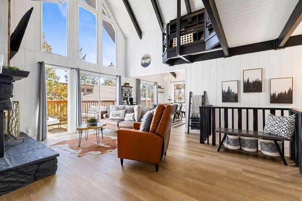 テレビ、暖炉、テーブルサッカー台、書庫