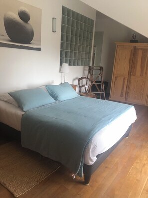 3 bedrooms, desk, iron/ironing board, travel crib - Air-conditioned town house with heated swimming pool (Arles)