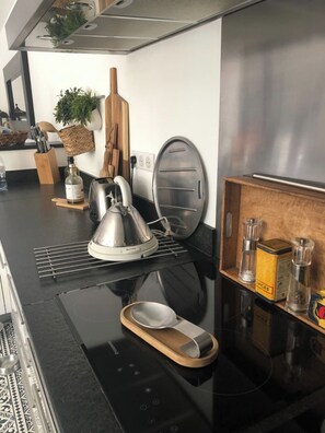 Refrigerador, microondas, horno, placa de cocina