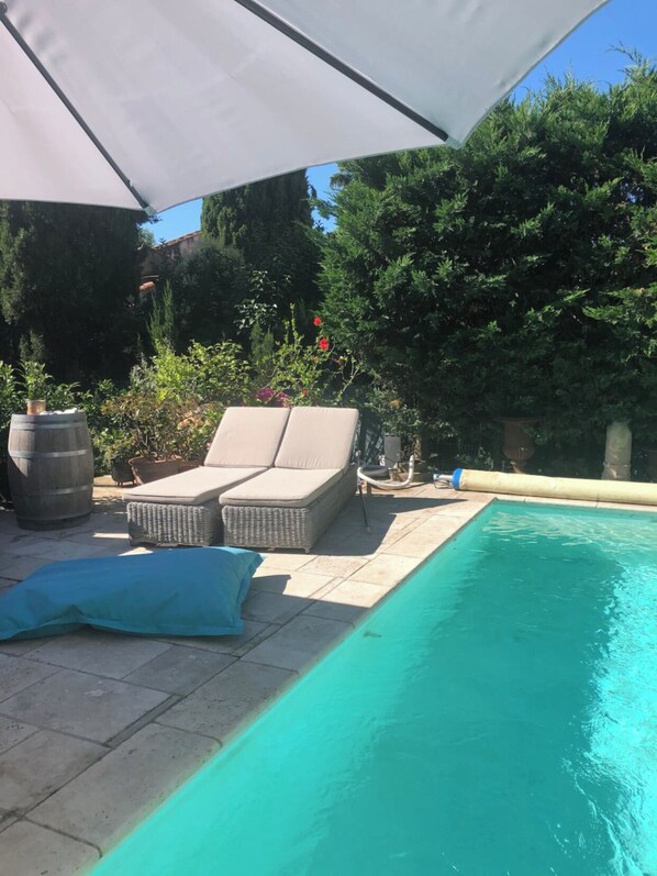 Una piscina al aire libre, una piscina climatizada