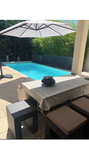 Outdoor pool, a heated pool - Air-conditioned town house with heated swimming pool (Arles)