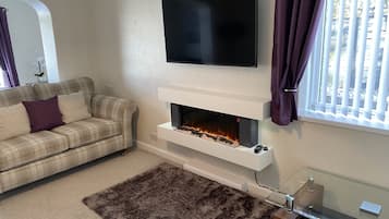 Een smart-tv en een open haard